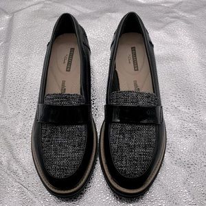 Clarks Womens Penny Loafer in Black Leather and Tweed Size 5